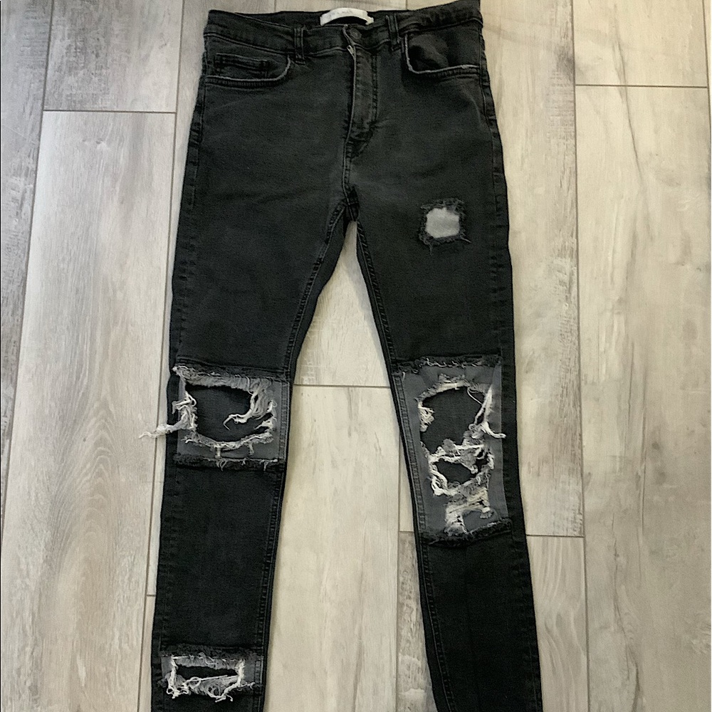 ZARA MENS DISTRESSED JEANS. SUPER COMFY AND STYLISH.